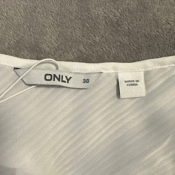 ONLY plisse-pleated sheer white sleeveless v-neck flowy blouse size 38 Onlirena - Picture 5 of 8